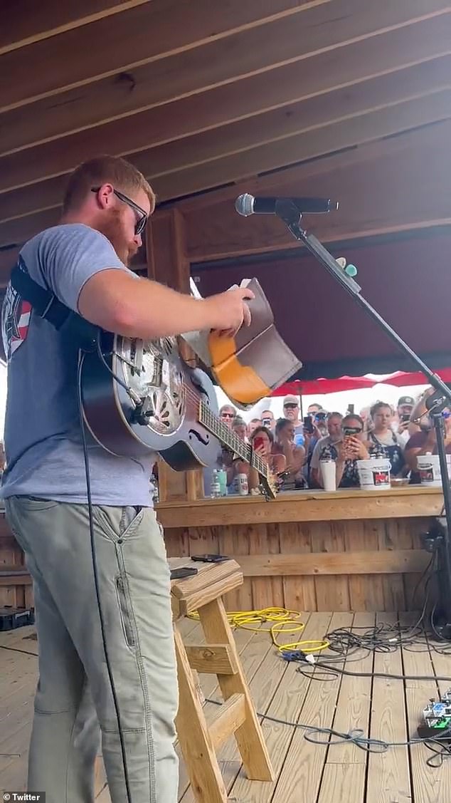 Uniting Through Music:  Oliver Anthony reads Psalm 37 before performing his hit 'Rich Men North of Richmond'